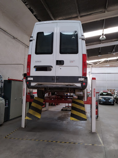 Reparación furgoneta industrial en el elevador Lleida Autoelectric ECA